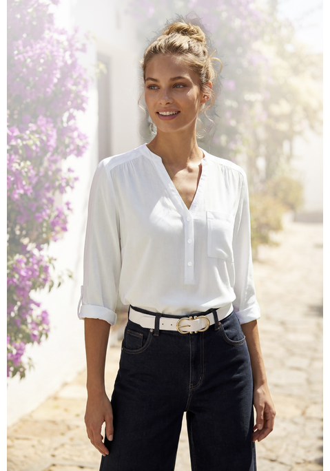 Bild: Schlupfbluse von LASCANA: Bluse von LASCANA mit Blende am V-Ausschnitt und an der kurzen Knopfleiste. Aufgesetzte  Brusttasche. Lange Ärmel zum Krempeln, mit Knopf  und Riegel fixierbar. Länge ca. 68 cm. Nachhaltige  Webware aus 100% Viskose.