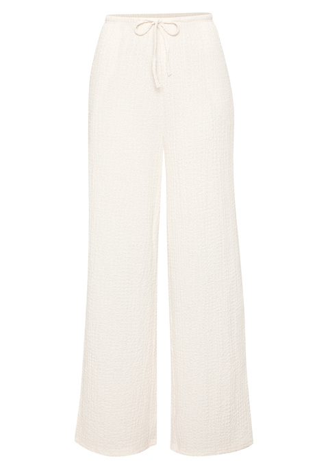 Bild: Schlupfhose von LASCANA: <h3>Bequeme Schlupfhose von <strong>LASCANA</strong></h3>
<p>
Die Schlupfhose von <strong>LASCANA</strong> vereint Komfort und Stil auf perfekte Weise. Ihr Gummizugbund mit Kordelzug sorgt für eine individuelle Passform und maximalen Tragekomfort. Praktische Seitennahttaschen bieten nicht nur Platz für kleine Essentials, sondern fügen sich auch harmonisch ins Gesamtbild ein. Dank der modischen Strukturware, die bügelfrei ist, bleibt die Hose auch bei längerem Tragen stets gepflegt und elegant.
</p>

<h4>Details und Mehrwerte der Schlupfhose</h4>
<p>
Diese Hose überzeugt durch ihre figurumspielende Passform und die gerade, weite Beinform, die für eine lässige Silhouette sorgt. Die unifarbene Optik lässt sich vielseitig kombinieren und verleiht jedem Outfit eine moderne Note. Maschinenwäsche macht die Pflege unkompliziert und zeitsparend, sodass die Schlupfhose schnell wieder einsatzbereit ist. Perfekt für den Alltag, ohne auf Stil verzichten zu müssen.
</p>

<h4>Kombinationsmöglichkeiten und Trageanlässe</h4>
<p>
Die Schlupfhose von <strong>LASCANA</strong> ist der ideale Begleiter für zahlreiche Anlässe. Sie lässt sich hervorragend mit einem lässigen T-Shirt oder einer schicken Bluse kombinieren, perfekt für entspannte Tage in der Stadt oder beim Treffen mit Freunden. Sneakers runden den Streetwear-Look ab, während elegante Sandalen für ein schickes Abendoutfit sorgen. Ob beim Workout, beim Relaxen zu Hause oder bei Outdoor-Aktivitäten – die Hose bietet den gewünschten Komfort und Bewegungsfreiheit.
</p>
<p>
Mit der Schlupfhose von <strong>LASCANA</strong> verschmelzen Stil und Komfort in perfekter Harmonie!
</p>