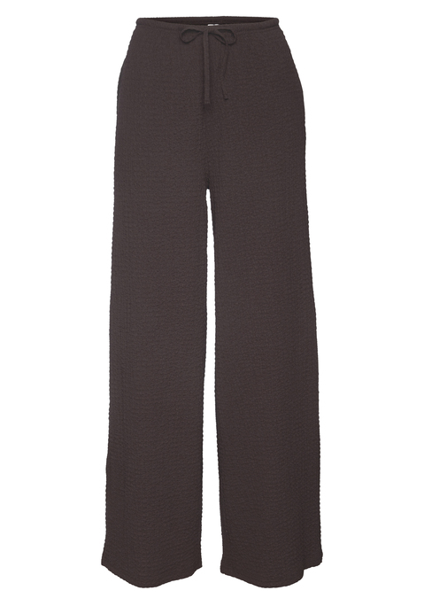 Bild: Schlupfhose von LASCANA: <h3>Bequeme Schlupfhose von <strong>LASCANA</strong></h3>
<p>
Die Schlupfhose von <strong>LASCANA</strong> vereint Komfort und Stil auf perfekte Weise. Ihr Gummizugbund mit Kordelzug sorgt für eine individuelle Passform und maximalen Tragekomfort. Praktische Seitennahttaschen bieten nicht nur Platz für kleine Essentials, sondern fügen sich auch harmonisch ins Gesamtbild ein. Dank der modischen Strukturware, die bügelfrei ist, bleibt die Hose auch bei längerem Tragen stets gepflegt und elegant.
</p>

<h4>Details und Mehrwerte der Schlupfhose</h4>
<p>
Diese Hose überzeugt durch ihre figurumspielende Passform und die gerade, weite Beinform, die für eine lässige Silhouette sorgt. Die unifarbene Optik lässt sich vielseitig kombinieren und verleiht jedem Outfit eine moderne Note. Maschinenwäsche macht die Pflege unkompliziert und zeitsparend, sodass die Schlupfhose schnell wieder einsatzbereit ist. Perfekt für den Alltag, ohne auf Stil verzichten zu müssen.
</p>

<h4>Kombinationsmöglichkeiten und Trageanlässe</h4>
<p>
Die Schlupfhose von <strong>LASCANA</strong> ist der ideale Begleiter für zahlreiche Anlässe. Sie lässt sich hervorragend mit einem lässigen T-Shirt oder einer schicken Bluse kombinieren, perfekt für entspannte Tage in der Stadt oder beim Treffen mit Freunden. Sneakers runden den Streetwear-Look ab, während elegante Sandalen für ein schickes Abendoutfit sorgen. Ob beim Workout, beim Relaxen zu Hause oder bei Outdoor-Aktivitäten – die Hose bietet den gewünschten Komfort und Bewegungsfreiheit.
</p>
<p>
Mit der Schlupfhose von <strong>LASCANA</strong> verschmelzen Stil und Komfort in perfekter Harmonie!
</p>
