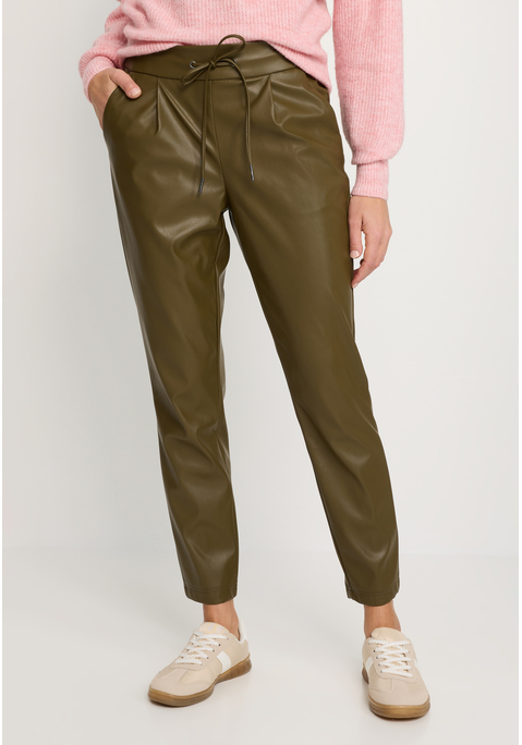 Bild: Schlupfhose von LASCANA: Leicht glänzende Joggpants von Lascana. Gummizugbund mit glatter Vorderseite und Tunnelzug seitlich. Schmal zulaufende Beine. Praktische Eingrifftaschen. Vielseitig kombinierbar. Leicht glänzende Lederimitatqualität.