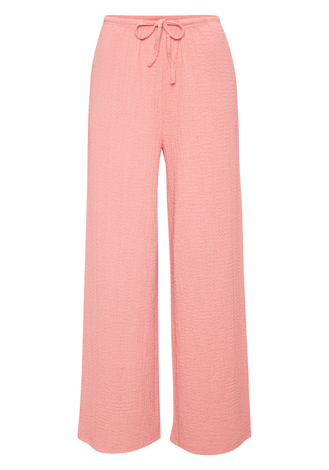 Bild: Schlupfhose von LASCANA: <h3>Bequeme Schlupfhose von <strong>LASCANA</strong></h3>
<p>
Die Schlupfhose von <strong>LASCANA</strong> vereint Komfort und Stil auf perfekte Weise. Ihr Gummizugbund mit Kordelzug sorgt für eine individuelle Passform und maximalen Tragekomfort. Praktische Seitennahttaschen bieten nicht nur Platz für kleine Essentials, sondern fügen sich auch harmonisch ins Gesamtbild ein. Dank der modischen Strukturware, die bügelfrei ist, bleibt die Hose auch bei längerem Tragen stets gepflegt und elegant.
</p>

<h4>Details und Mehrwerte der Schlupfhose</h4>
<p>
Diese Hose überzeugt durch ihre figurumspielende Passform und die gerade, weite Beinform, die für eine lässige Silhouette sorgt. Die unifarbene Optik lässt sich vielseitig kombinieren und verleiht jedem Outfit eine moderne Note. Maschinenwäsche macht die Pflege unkompliziert und zeitsparend, sodass die Schlupfhose schnell wieder einsatzbereit ist. Perfekt für den Alltag, ohne auf Stil verzichten zu müssen.
</p>

<h4>Kombinationsmöglichkeiten und Trageanlässe</h4>
<p>
Die Schlupfhose von <strong>LASCANA</strong> ist der ideale Begleiter für zahlreiche Anlässe. Sie lässt sich hervorragend mit einem lässigen T-Shirt oder einer schicken Bluse kombinieren, perfekt für entspannte Tage in der Stadt oder beim Treffen mit Freunden. Sneakers runden den Streetwear-Look ab, während elegante Sandalen für ein schickes Abendoutfit sorgen. Ob beim Workout, beim Relaxen zu Hause oder bei Outdoor-Aktivitäten – die Hose bietet den gewünschten Komfort und Bewegungsfreiheit.
</p>
<p>
Mit der Schlupfhose von <strong>LASCANA</strong> verschmelzen Stil und Komfort in perfekter Harmonie!
</p>