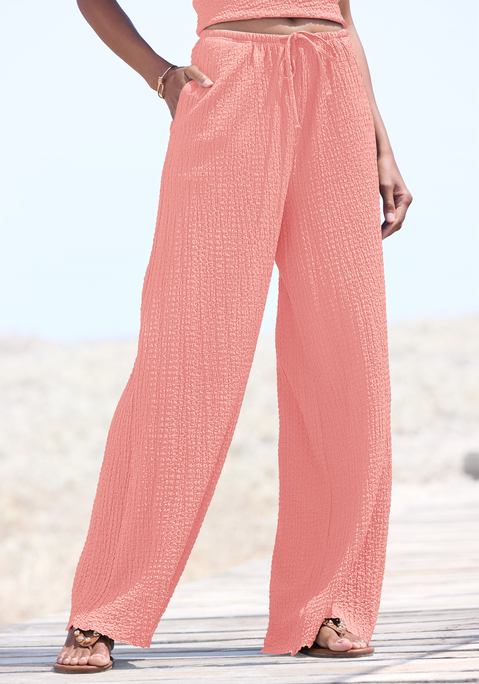 Bild: Schlupfhose von LASCANA: <h3>Bequeme Schlupfhose von <strong>LASCANA</strong></h3>
<p>
Die Schlupfhose von <strong>LASCANA</strong> vereint Komfort und Stil auf perfekte Weise. Ihr Gummizugbund mit Kordelzug sorgt für eine individuelle Passform und maximalen Tragekomfort. Praktische Seitennahttaschen bieten nicht nur Platz für kleine Essentials, sondern fügen sich auch harmonisch ins Gesamtbild ein. Dank der modischen Strukturware, die bügelfrei ist, bleibt die Hose auch bei längerem Tragen stets gepflegt und elegant.
</p>

<h4>Details und Mehrwerte der Schlupfhose</h4>
<p>
Diese Hose überzeugt durch ihre figurumspielende Passform und die gerade, weite Beinform, die für eine lässige Silhouette sorgt. Die unifarbene Optik lässt sich vielseitig kombinieren und verleiht jedem Outfit eine moderne Note. Maschinenwäsche macht die Pflege unkompliziert und zeitsparend, sodass die Schlupfhose schnell wieder einsatzbereit ist. Perfekt für den Alltag, ohne auf Stil verzichten zu müssen.
</p>

<h4>Kombinationsmöglichkeiten und Trageanlässe</h4>
<p>
Die Schlupfhose von <strong>LASCANA</strong> ist der ideale Begleiter für zahlreiche Anlässe. Sie lässt sich hervorragend mit einem lässigen T-Shirt oder einer schicken Bluse kombinieren, perfekt für entspannte Tage in der Stadt oder beim Treffen mit Freunden. Sneakers runden den Streetwear-Look ab, während elegante Sandalen für ein schickes Abendoutfit sorgen. Ob beim Workout, beim Relaxen zu Hause oder bei Outdoor-Aktivitäten – die Hose bietet den gewünschten Komfort und Bewegungsfreiheit.
</p>
<p>
Mit der Schlupfhose von <strong>LASCANA</strong> verschmelzen Stil und Komfort in perfekter Harmonie!
</p>