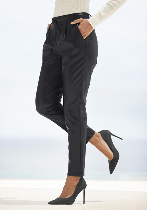 Bild: Schlupfhose von LASCANA: Joggpants von Lascana in Lederoptik. Gummizugbund mit glatter Front und Tunnelzug. Seitliche Eingrifftaschen. Schmal zulaufend geschnitten. Leicht glänzende Lederimitatqualität.