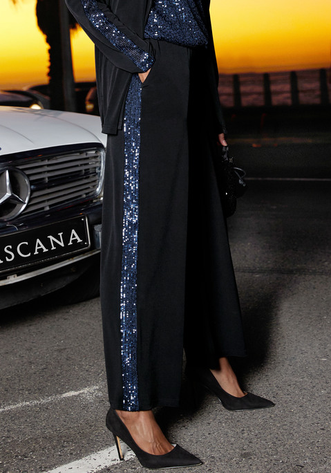 Bild: Schlupfhose von LASCANA: Elegante Jerseyhose von Lascana mit breitem Pailettenstreifen seitlich. Weite Passform. Praktische Eingrifftaschen. Perfekt zur passenden Jacke. Elastische Jerseyware.