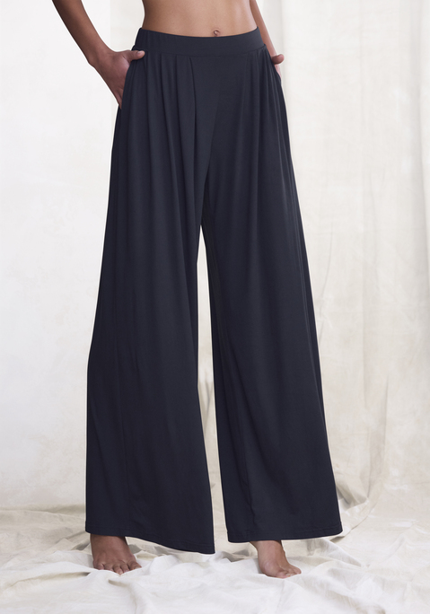 Bild: Schlupfhose von LASCANA: Extraweite Schlupfhose von Lascana mit hohem Komfortfaktor. Mit praktischen Seitennahttaschen. Ideal für zu Hause und für die Freizeit. Weich fließende Qualität.
