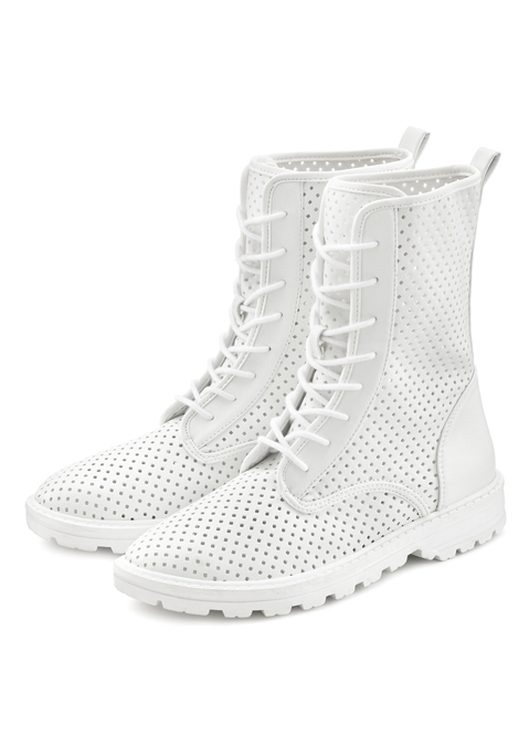 Bild: Schnürstiefelette von LASCANA: Stiefelette mit kleinen Cut-Outs VEGAN von LASCANA. Obermaterial aus Lederimitat. Futter und Decksohle aus Textil. Laufsohle aus Synthetik.