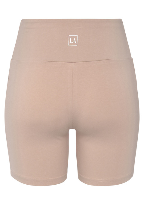 Bild: Shorts von LASCANA: Laufshorts von Lascana. Breiter Komfortbund. Rückseitiger Logodruck. Körpernahe Passform. Hautsympathisches Stretchmaterial.