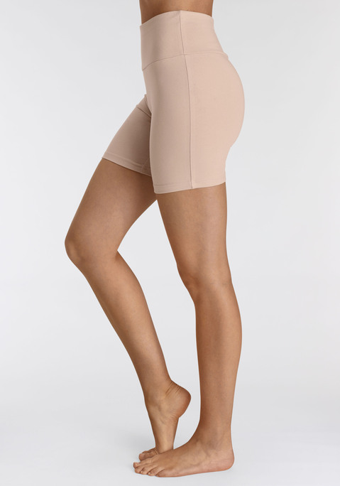 Bild: Shorts von LASCANA: Laufshorts von Lascana. Breiter Komfortbund. Rückseitiger Logodruck. Körpernahe Passform. Hautsympathisches Stretchmaterial.