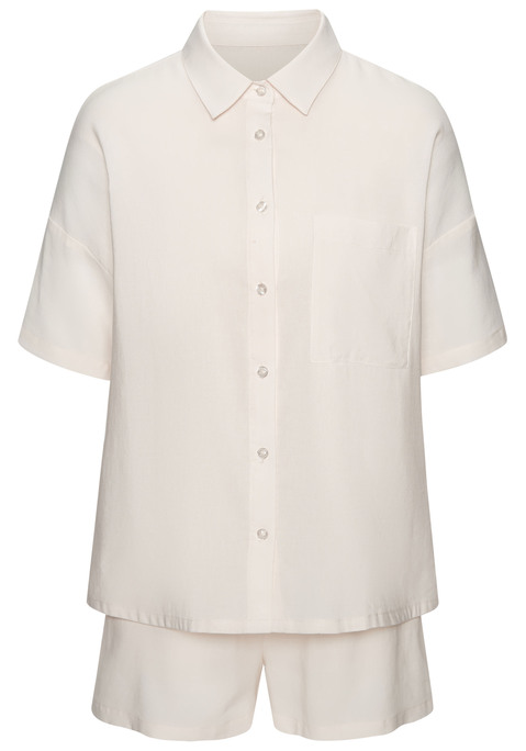 Bild: Shorty von LASCANA: Klassisch geschnittener Shorty von Lascana. Shirt mit Knopfleiste und aufgesetzter Brusttasche. Überschnittene Schultern. Kurze Hose mit elastischem Gummizugbund. Gewebte Viskosequalität.