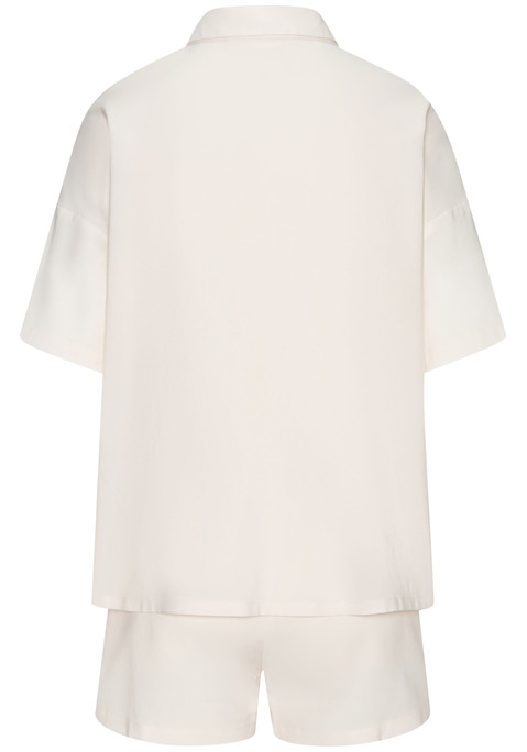 Bild: Shorty von LASCANA: Klassisch geschnittener Shorty von Lascana. Shirt mit Knopfleiste und aufgesetzter Brusttasche. Überschnittene Schultern. Kurze Hose mit elastischem Gummizugbund. Gewebte Viskosequalität.