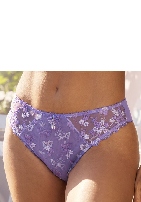 Bild: Slip von LASCANA: LASCANA: Slip leicht transparente Spitze im Vorderteil. Blickdichtes Microfaser-Material hinten. Dessous mit Baumwollzwickel. Aus 50% Polyamid, 30% Polyester, 20% Elasthan.