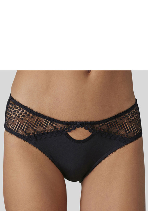 Bild: Slip von LASCANA: Femininer Slip aus Bio-Baumwolle. Seitliche Spitze in graphischer Optik und Cut-Out. Mit eingearbeitetem Baumwollzwickel. Passende BH's aus der gleichen Serie erhältlich. Obermaterial: 76% Baumwolle, 18% Polyamid, 6% Elasthan.