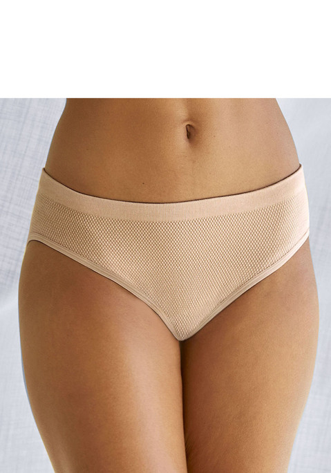 Bild: Slip von LASCANA: Modischer Slip aus angenehm weicher Baumwolle. In abdeckender, seamless Schnittform. Mit eingearbeitetem Baumwollzwickel. Passender BH aus der gleichen Serie erhältlich. Mit Liebe & Leidenschaft in Hamburg kreiert. In Größe 48/50 nicht seamless, sondern mit Seitennaht!. Obermaterial: 58% Baumwolle, 39% Polyamid, 3% Elasthan.