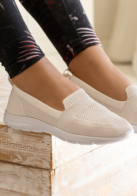 Bild: Slipper von LASCANA: Slipper VEGAN von LASCANA. Mit herausnehmbarer Innensohle. Für lose Einlagen geeignet. Obermaterial, Futter und Decksohle aus Textil. Laufsohle aus Synthetik.