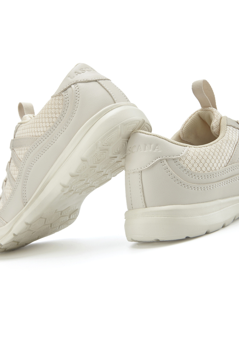 Bild: Sneaker von LASCANA: Sneaker mit elastischen Schnürbändern VEGAN von LASCANA. Obermaterial aus Lederimitat und Textil. Futter und Decksohle aus Textil. Laufsohle aus Synthetik.