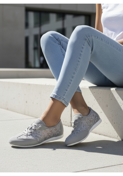 Bild: Sneaker von LASCANA: Im modischen Look mit Spitze: Sneaker von Lascana. Komfortable weiche Innensohle. Herausnehmbare Innensohle, für lose Einlagen geeignet. Schön für die Freizeit und für etwas feinere Anlässe.