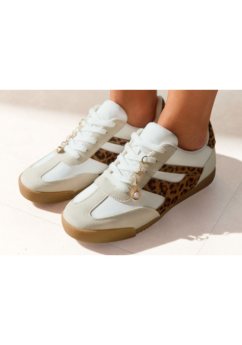 Bild: Sneaker von LASCANA: Moderner Sneaker von Lascana. Hervorstechend: abnehmbare Schmuck-Elemente und Leo-Print. Mit einer herausnehmbaren Innensohle, die auch lose Einlagen zulässt. Aus Lederimitat.