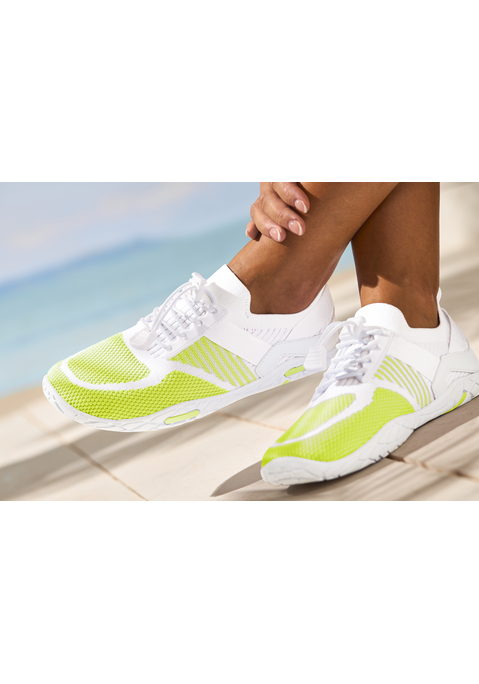 Bild: Sneaker von LASCANA: Sneaker mit ultraleichter und flexibler Sohle VEGAN von LASCANA. Obermaterial aus Lederimitat und Textil. Futter und Decksohle aus Textil. Laufsohle aus Synthetik.