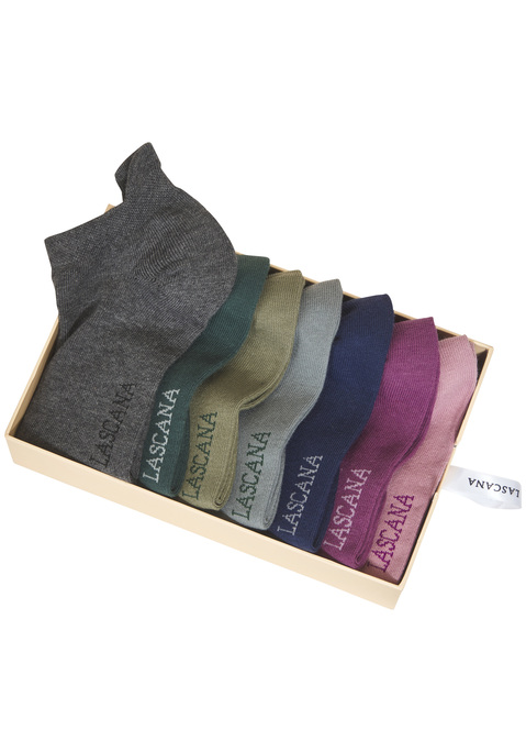 Bild: Sneakersocken von LASCANA: Stylische Sneakersocken von Lascana im 7er-Pack. Mit ansprechendem Markenlogo. Flach gestaltete Zehennaht. Spitze und Ferse verstärkt für lange Haltbarkeit. Ideal für Freizeit und Sport. Weiche, hautsympathische Baumwolle. Inklusive schöner Geschenkbox.