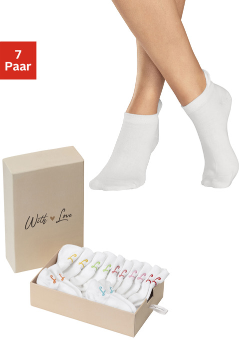 Bild: Sneakersocken von LASCANA: Stylische Sneakersocken von Lascana im 7er-Pack. Mit kleiner Logostickerei über der Ferse. Flach gestaltete Zehennaht. Spitze und Ferse verstärkt für lange Haltbarkeit. Ideal für Freizeit und Sport. Weiche, hautsympathische Baumwolle. Inklusive schöner Geschenkbox.