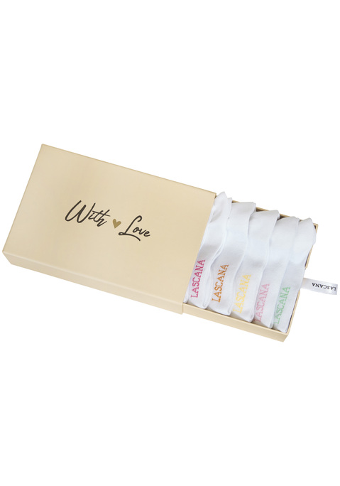 Bild: Sneakersocken von LASCANA: Stylische Sneakersocken von Lascana im 7er-Pack. Mit ansprechendem Markenlogo. Flach gestaltete Zehennaht. Spitze und Ferse verstärkt für lange Haltbarkeit. Ideal für Freizeit und Sport. Weiche, hautsympathische Baumwolle. Inklusive schöner Geschenkbox.
