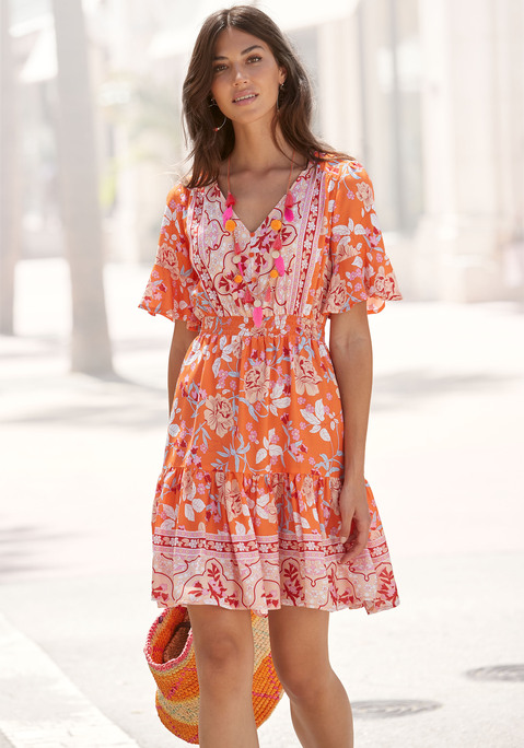 Bild: Sommerkleid von LASCANA: Kurzes Sommerkleid mit besonderem Printmix. Tiefer V-Ausschnitt. Weite, kurze Ärmel. Smokeinsatz in der Taille. Aus softer Webware.