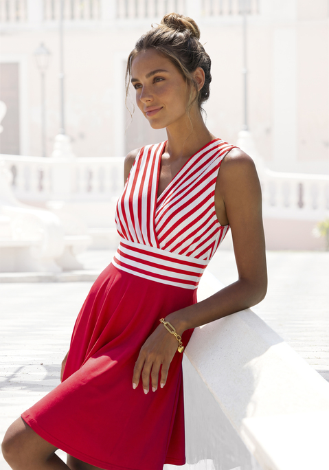 Bild: Sommerkleid von LASCANA: Maritimes Strandkleid von Lascana mit Oberteil in Wickeloptik. Überlappender V-Ausschnitt vorn und hinten. Ausgestellter Rockteil. Oberteil bedruckt, Rockteil unifarben. Bügelfreie Single-Jersey-Qualität.