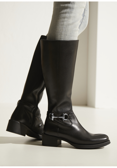 Bild: Stiefel von LASCANA: Elegante Stiefel von Lascana mit toller Metall-Applikation. Langer Schaft. Passend für alle Größen. Ideal zu Jeans und auch Kleidern und Röcken. Aus hochwertigem Leder.