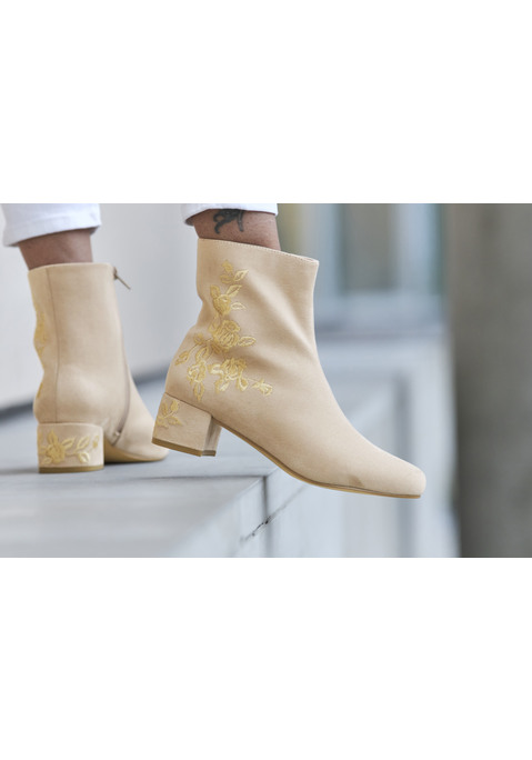 Bild: Stiefelette von LASCANA: Stiefelette mit Dekoration VEGAN von LASCANA. Absatzhöhe 4,5 cm. Obermaterial aus Textil. Futter und Decksohle aus Lederimitat. Laufsohle aus Synthetik.