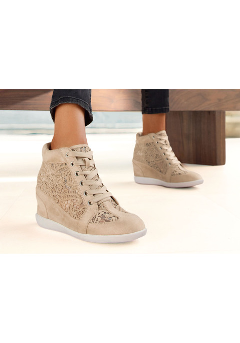 Bild: Stiefelette von LASCANA: Eleganter Sneaker von Lascana, Mit modischem Spitzeneinsatz. Besondere Features: Innen liegender Keilabsatz und gepolsterte Fersenkappe für zusätzlichen Komfort. Leichte Sohle. Aus Textil.