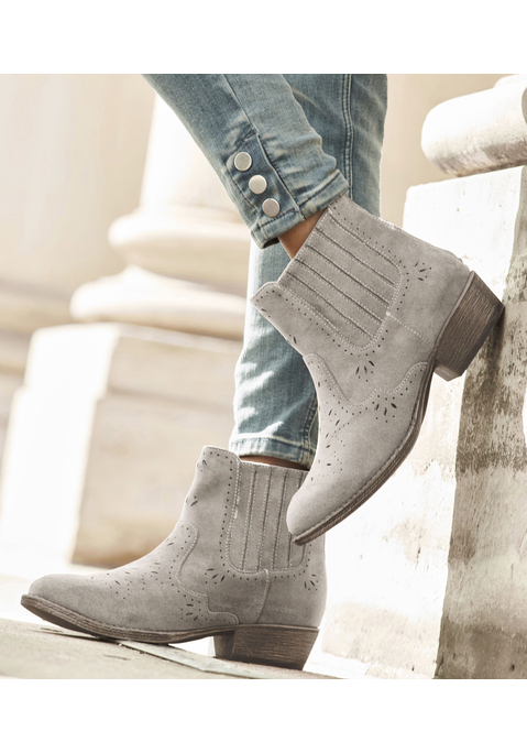 Bild: Stiefelette von LASCANA: Im Cowboy-Look: Stiefelette von Lascana mit modischen Cut-outs. Bequemer Blockabsatz. Prima für den Alltag und auch zu besonderen Anlässen. Sehen gut zu Jeans oder einem Kleid aus. Weiches Velourslederimitat.