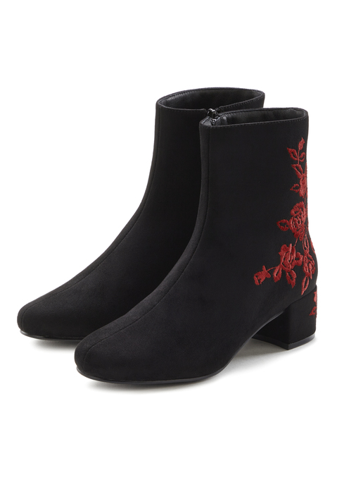 Bild: Stiefelette von LASCANA: Stiefelette mit Dekoration VEGAN von LASCANA. Absatzhöhe 4,5 cm. Obermaterial aus Textil. Futter und Decksohle aus Lederimitat. Laufsohle aus Synthetik.