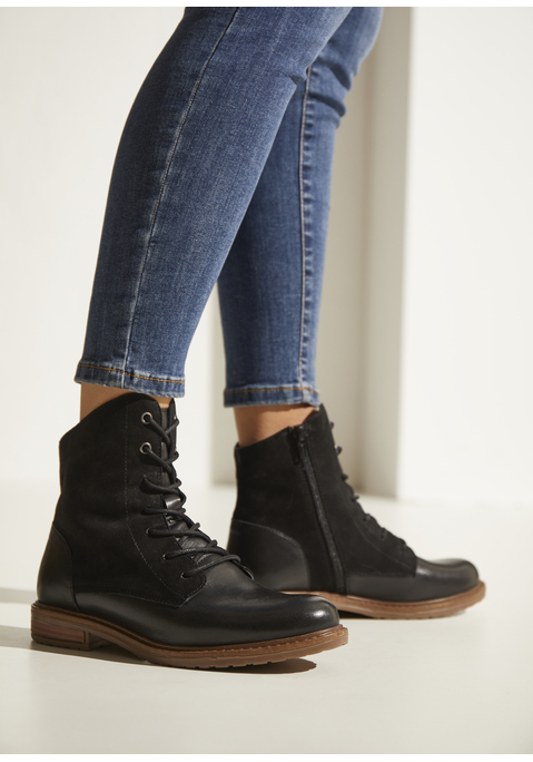 Bild: Stiefelette von LASCANA: Besonders bequeme Stiefelette von Lascana mit schicker Schnürung. Ideal für Freizeit und Büro mit Jeans oder Kleidern. Weiches, hochwertiges Leder.