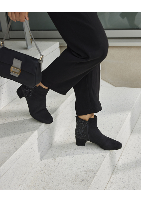 Bild: Stiefelette von LASCANA: Stiefelette mit Blockabsatz VEGAN von LASCANA. Absatzhöhe ca. 4,5 cm. Obermaterial aus Microfaser. Futter aus Textil. Decksohle aus Lederimitat. Laufsohle aus Synthetik.