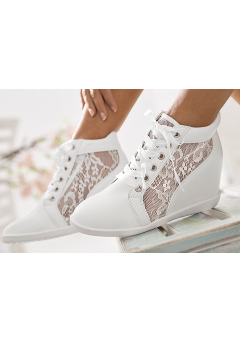 Bild: Stiefelette von LASCANA: Sneaker mit Keilabsatz und Spitze von LASCANA. Obermaterial, Futter und Decksohle aus Lederimitat. Laufsohle aus Synthetik.