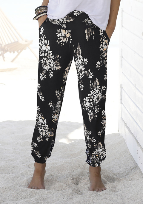 Bild: Strandhose von LASCANA: Luftige Strandhose von Lascana im trendigen Blumenmuster. Lässige Passform mit Stretchbund und elastischen Bündchen an den Beinsäumen. Seitliche Eingrifftaschen. Für Urlaub und Freizeit. Weich fließende Qualität.