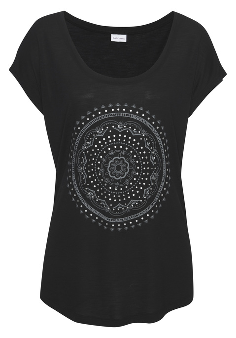Bild: Strandshirt von LASCANA: <h3>Trendiges Strandshirt von <strong>Lascana</strong></h3>
<p>
Das T-Shirt von <strong>Lascana</strong> begeistert mit einem auffälligen Druck auf der Vorderseite, der durch glänzende Effekte sofort ins Auge fällt. Diese einzigartigen Designelemente verleihen dem Shirt einen modernen Ethno-Look und machen es zum perfekten Begleiter für sonnige Tage am Strand. Die lockere Passform sorgt dafür, dass das Shirt nicht nur stylisch aussieht, sondern auch einen hohen Tragekomfort bietet.
</p>

<h4>Details und Mehrwerte des Shirts</h4>
<p>
Das Oberteil präsentiert sich in einem unifarbenen Casual-Stil und überzeugt mit seiner feinen Struktur. Die figurumspielende Form ermöglicht eine bequeme Bewegungsfreiheit, während die überschnittenen Schultern und der große Rundhalsausschnitt für einen lässigen Look sorgen. Die Pflege ist unkompliziert, da das Shirt in der Maschine gewaschen werden kann, was es zu einem praktischen Bestandteil jeder Garderobe macht.
</p>

<h4>Styling-Tipps und Anlässe</h4>
<p>
Dieses vielseitige Strandshirt lässt sich hervorragend mit lässigen Jeansshorts oder einem Rock kombinieren und eignet sich ideal für Freizeitaktivitäten am Strand oder in der Stadt. Für einen coolen Streetwear-Look können Sneaker und eine große Sonnenbrille hinzugefügt werden. Ebenso lässt sich das Shirt perfekt für Outdoor-Aktivitäten oder entspannte Tage zu Hause tragen, wobei es immer gut aussieht und einen sportlich-modernen Eindruck hinterlässt.
</p>

<p>Das T-Shirt von <strong>Lascana</strong> ist die perfekte Wahl für stilbewusste Frauen, die Komfort und Trendbewusstsein vereinen möchten.</p>