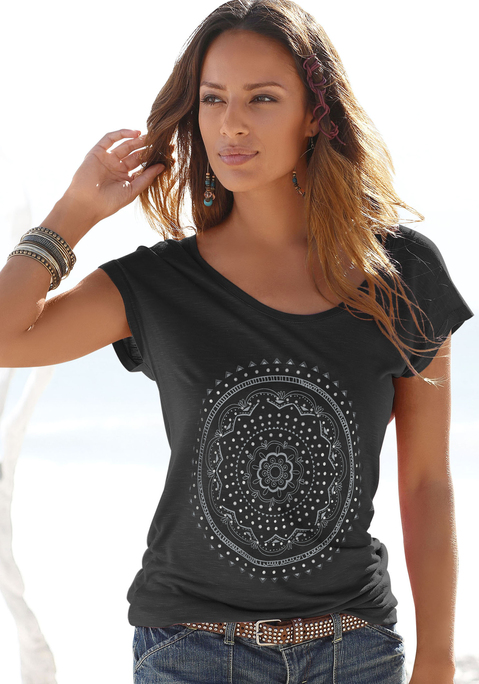 Bild: Strandshirt von LASCANA: <h3>Trendiges Strandshirt von <strong>Lascana</strong></h3>
<p>
Das T-Shirt von <strong>Lascana</strong> begeistert mit einem auffälligen Druck auf der Vorderseite, der durch glänzende Effekte sofort ins Auge fällt. Diese einzigartigen Designelemente verleihen dem Shirt einen modernen Ethno-Look und machen es zum perfekten Begleiter für sonnige Tage am Strand. Die lockere Passform sorgt dafür, dass das Shirt nicht nur stylisch aussieht, sondern auch einen hohen Tragekomfort bietet.
</p>

<h4>Details und Mehrwerte des Shirts</h4>
<p>
Das Oberteil präsentiert sich in einem unifarbenen Casual-Stil und überzeugt mit seiner feinen Struktur. Die figurumspielende Form ermöglicht eine bequeme Bewegungsfreiheit, während die überschnittenen Schultern und der große Rundhalsausschnitt für einen lässigen Look sorgen. Die Pflege ist unkompliziert, da das Shirt in der Maschine gewaschen werden kann, was es zu einem praktischen Bestandteil jeder Garderobe macht.
</p>

<h4>Styling-Tipps und Anlässe</h4>
<p>
Dieses vielseitige Strandshirt lässt sich hervorragend mit lässigen Jeansshorts oder einem Rock kombinieren und eignet sich ideal für Freizeitaktivitäten am Strand oder in der Stadt. Für einen coolen Streetwear-Look können Sneaker und eine große Sonnenbrille hinzugefügt werden. Ebenso lässt sich das Shirt perfekt für Outdoor-Aktivitäten oder entspannte Tage zu Hause tragen, wobei es immer gut aussieht und einen sportlich-modernen Eindruck hinterlässt.
</p>

<p>Das T-Shirt von <strong>Lascana</strong> ist die perfekte Wahl für stilbewusste Frauen, die Komfort und Trendbewusstsein vereinen möchten.</p>