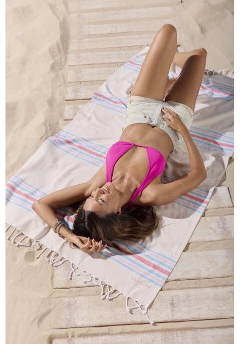 Bild: Strandtuch von LASCANA: Strandtuch von Lascana. Modisches Streifenmuster. Vielseitig nutzbar – als Strand- oder Hamamtuch. Passt in jeden Koffer und jede Strand- oder Pooltasche.
