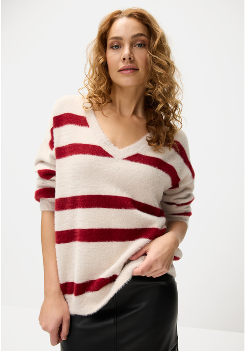 Bild: Streifenpullover von LASCANA: Pullover von Lascana mit Streifenmuster. V-Ausschnitt und lange Ärmel mit Bündchen. Überschnittene Schulternähte für eine entspannte Passform. Gerader Saum mit Bündchen. Locker geschnitten. Flauschige Strickware.