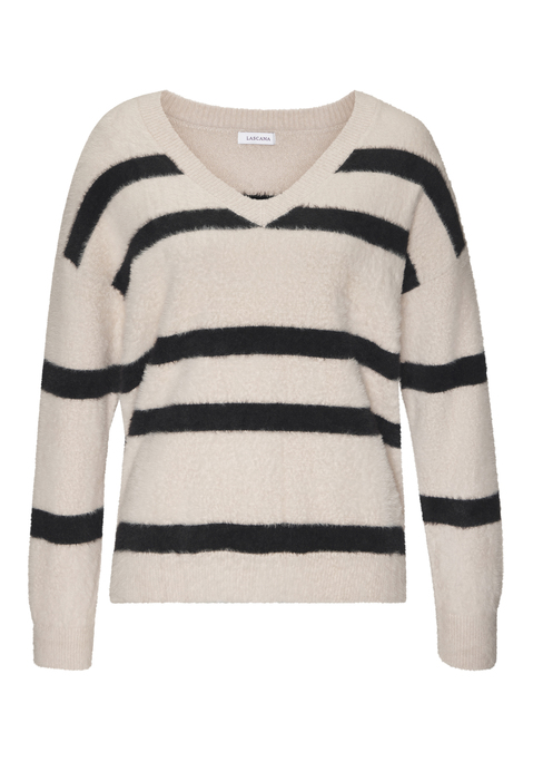 Bild: Streifenpullover von LASCANA: <h3>Stylischer Streifenpullover mit V-Ausschnitt von <strong>LASCANA</strong></h3>
<p>
Der modische Streifenpullover von <strong>LASCANA</strong> überzeugt durch einen eleganten V-Ausschnitt, der ihm eine zeitlose Note verleiht. Die überschnittenen Schultern sorgen für eine entspannte Silhouette, während der gerade Saumabschluss das Gesamtbild harmonisch abrundet. Die lockere Passform garantiert nicht nur Bequemlichkeit, sondern auch einen lässigen Look, der sich vielseitig kombinieren lässt. 
</p>

<h4>Details und Materialeigenschaften</h4>
<p>
Dieser Pullover zeichnet sich durch seine flauschige Strickqualität aus, die für ein angenehmes Tragegefühl sorgt. Die langen Ärmel mit Bündchen bieten zusätzlichen Komfort und Wärme. Mit seinem gestreiften Design ist der Pullover nicht nur modisch, sondern auch ein echter Blickfang. Die pflegeleichte Beschaffenheit ermöglicht eine unkomplizierte Maschinenwäsche, was ihn perfekt für den Alltag macht.
</p>

<h4>Outfit-Tipps und Trageanlässe</h4>
<p>
Der Streifenpulli lässt sich hervorragend zu lässigen Jeans oder einer eleganten Stoffhose kombinieren. Für einen entspannten Streetwear-Look können Sneakers oder trendige Ankle Boots gewählt werden. Er eignet sich ideal für Freizeitaktivitäten, entspannte Tage zu Hause oder sogar für den Besuch eines Cafés.
</p>

<p>
Ein unverzichtbares Kleidungsstück, das Stil und Komfort vereint – der Streifenpullover von <strong>LASCANA</strong> ist die perfekte Wahl für viele Gelegenheiten!
</p>