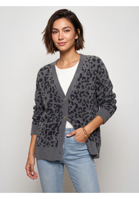 Bild: Strickjacke von LASCANA: Strickjacke von Lascana mit Leomuster. Tiefliegender V-Ausschnitt. Silberfarbene Knöpfe. Rippstrickabschlüsse. Leichter Oversize-fit, hüftlang. Weiche Qualität mit Flausch-Effekt.