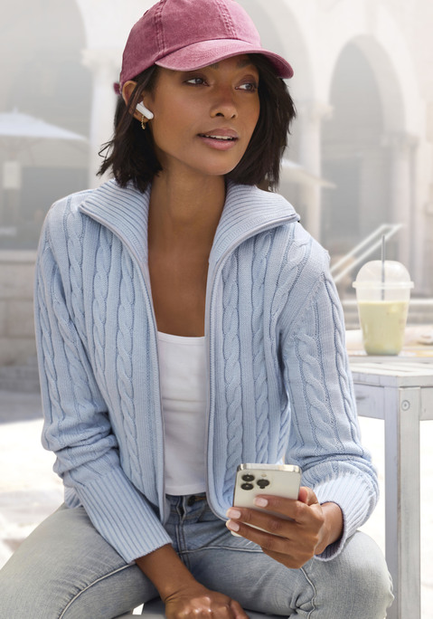 Bild: Strickjacke von LASCANA: Strickjacke von Lascana mit Umlegekragen, Reißverschluss vorn, langen Ärmeln und breiten Rippabschlüssen. Trageangenehmer, weicher Baumwoll-Mix.