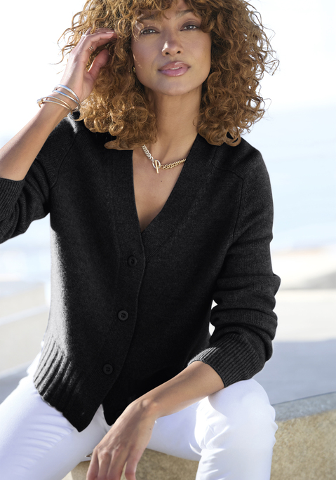 Bild: Strickjacke von LASCANA: Elegante Strickjacke von Lascana. Besonders hervorzuheben: der tiefe V-Ausschnitt und die Knopfleiste. Lockere Passform und modisch gerippte Bündchen. Ideal für Casual und saisonale Looks. Aus reinem, superweichem Kaschmirstrick.