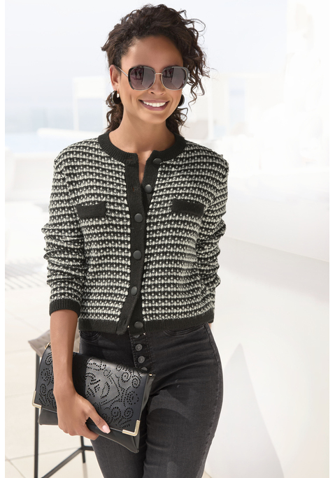 Bild: Strickjacke von LASCANA: Gemusterte Strickjacke von Lascana. Rundhalsausschnitt und durchgehende Knopfleiste. Lange Ärmel. Vorderseite mit Ziertaschen. Kurze und gerade Passform. Strickqualität mit weichem Griff.
