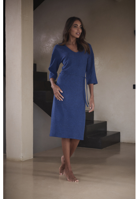 Bild: Strickkleid von LASCANA: Langes Rippkleid von Lascana in Rippoptik. Tiefer V-Ausschnitt. 3/4-lange Ärmel mit überschnittenen Schulternähten. Schmaler Bindegürtel auf Taillenhöhe. Figurbetonte Passform. Weiche Qualität.