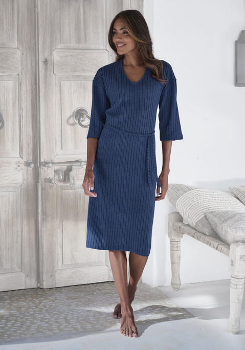 Bild: Strickkleid von LASCANA: Langes Rippkleid von Lascana in Rippoptik. Tiefer V-Ausschnitt. 3/4-lange Ärmel mit überschnittenen Schulternähten. Schmaler Bindegürtel auf Taillenhöhe. Figurbetonte Passform. Weiche Qualität.