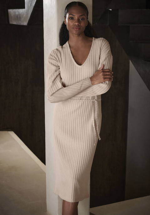 Bild: Strickkleid von LASCANA: Langes Rippkleid von Lascana in Rippoptik. Tiefer V-Ausschnitt. 3/4-lange Ärmel mit überschnittenen Schulternähten. Schmaler Bindegürtel auf Taillenhöhe. Figurbetonte Passform. Weiche Qualität.