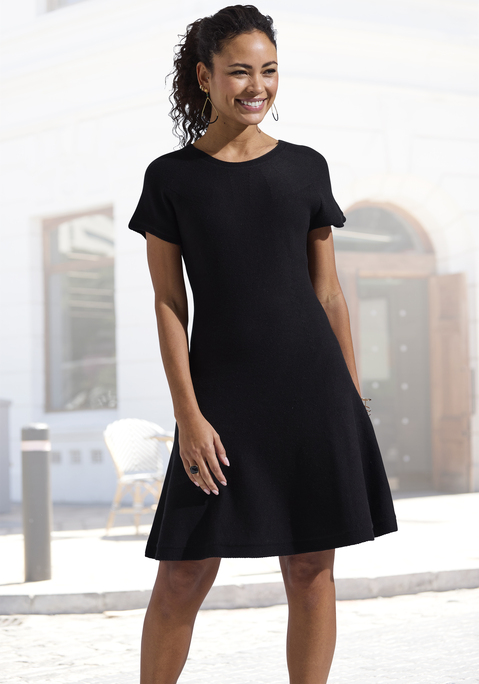 Bild: Strickkleid von LASCANA: Bequemes kurzes Strickkleid von Lascana im nahtlosen Design. Schmales Oberteil mit klassischem Rundhalsausschnitt und kurzen Ärmeln. Locker fallender Rockteil mit geradem Saumabschluss. Fällt bis ca. zur Mitte der Oberschenkel. Weiche Strickqualität ohne Nähte