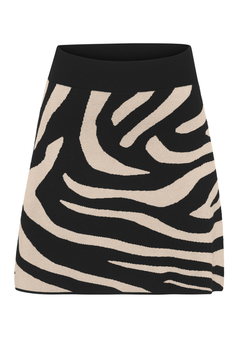 Bild: Strickrock von LASCANA: <h3>Der perfekte Strickrock für modebewusste Frauen</h3>
<p>
Der angesagte Strickrock von <strong>Lascana</strong> vereint Stil und Komfort auf einzigartige Weise. Mit einem bequemen, innen liegenden Gummibund und einer leicht ausgestellten Passform bietet dieser Minirock nicht nur eine modische Optik, sondern auch ein angenehmes Tragegefühl. Das eingestrickte Animalmuster verleiht dem Rock einen besonderen Charme und hebt ihn von anderen Modellen ab.
</p>

<h4>Details und Pflege des Strickrocks</h4>
<p>
Dieser figurumspielende Rock überzeugt durch seine weiche Beschaffenheit und den ansprechenden Materialmix. Er ist maschinenwaschbar und somit pflegeleicht, was ihn zu einem idealen Begleiter im Alltag macht. Die A-Form und das gemusterte Design setzen modische Akzente und machen ihn zum perfekten Stück für die Garderobe.
</p>

<h4>Outfit-Tipps und Anlässe für den Strickrock</h4>
<p>
Der Strickrock von <strong>Lascana</strong> lässt sich vielseitig kombinieren und eignet sich ideal für verschiedene Anlässe. Ob in der Freizeit, beim Stadtbummel oder sogar zu lässigen Anlässen im Büro, dieser Rock passt immer. Kombiniert mit einem lockeren T-Shirt und angesagten Sneakers wird ein lässiger Streetstyle kreiert. Für einen eleganteren Look kann er mit einer Bluse und Stiefeletten getragen werden. Der Rock ist somit eine hervorragende Wahl für Outdoor-Aktivitäten oder entspannte Tage zu Hause.
</p>

<p>
Mit diesem modischen Strickrock wird jeder Auftritt zum Highlight – ein Must-have für jede Garderobe!
</p>
